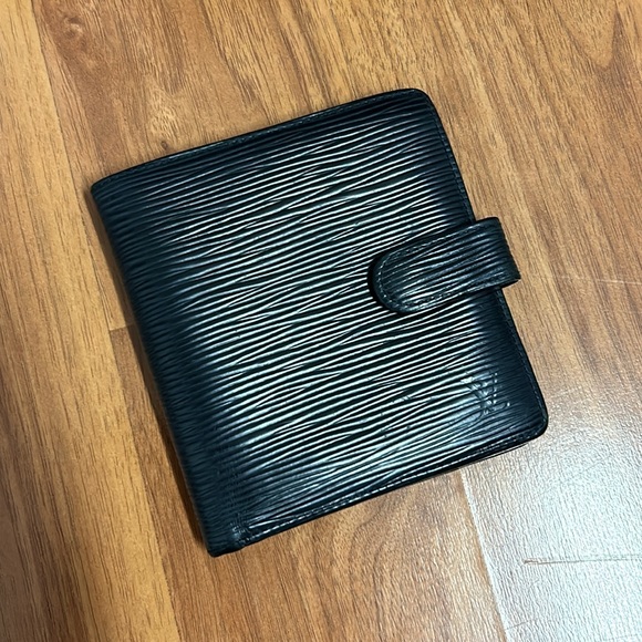 Authentic Louis Vuitton Epi Leather Bifold Wallet with Snap Closure - Picture 2 of 16